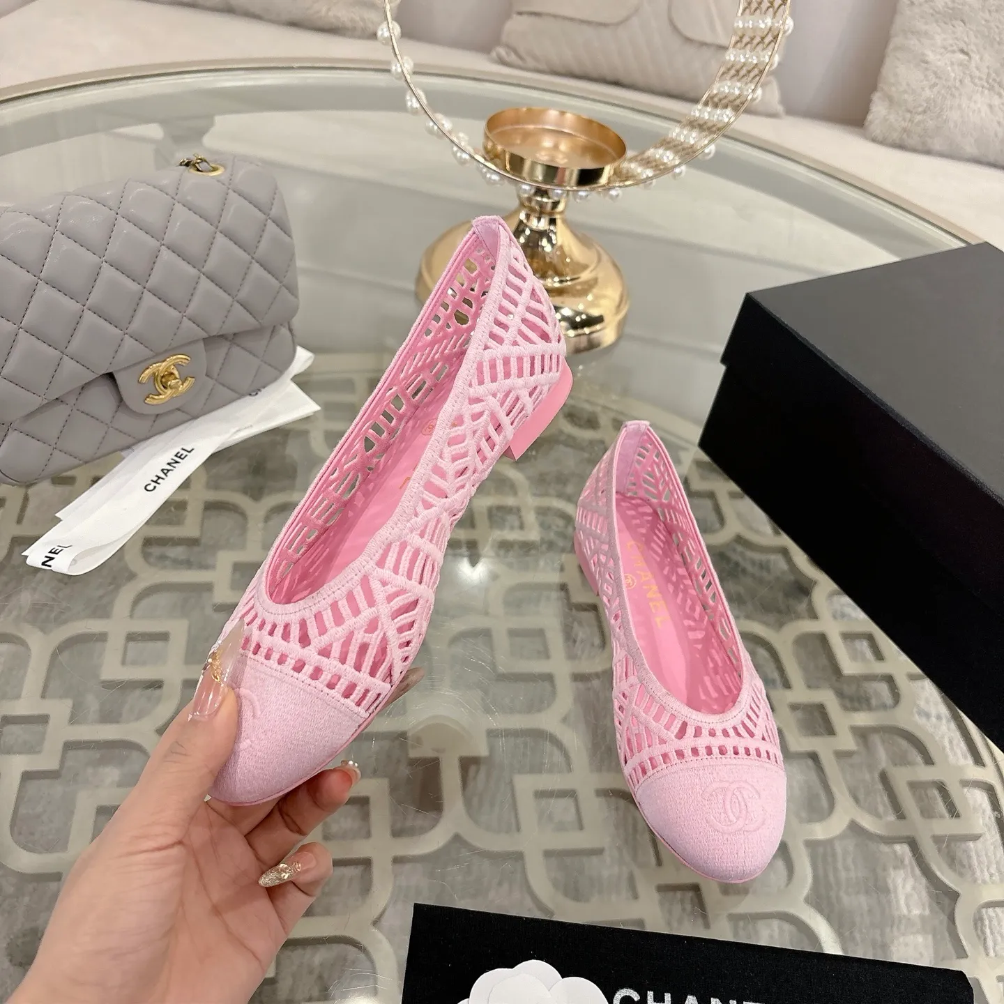 👟👟Ex-factory price 520👟👟 Chanel 25SS finally comes out with woven ballet shoes‼ ️ Shoes worthy of their own article, I have to say that they are finally waiting for you! So elegant and chill. Wear it in the summer to enjoy the breeze and walk on the street. Round square toe design. Cute and cute~ The appearance is super online. When you wear it, you will feel like a wealthy daughter. I thought it was good-looking. Only when I put it on my feet do I know how easy it is to wear~ Upper: Exclusive custom-made mesh (comfortable and breathable) Foot pad: Sheepskin Outsole: Genuine leather sole imported from Italy Size: 35-39 (customized at 40.41.42)